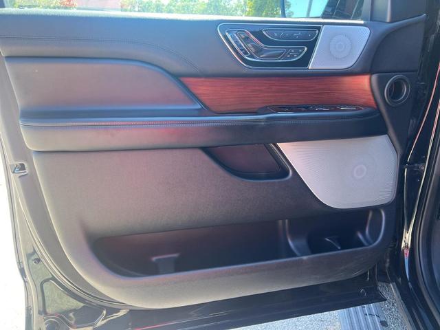 Photo of 2019 Infinite Black Metallic Lincoln Navigator