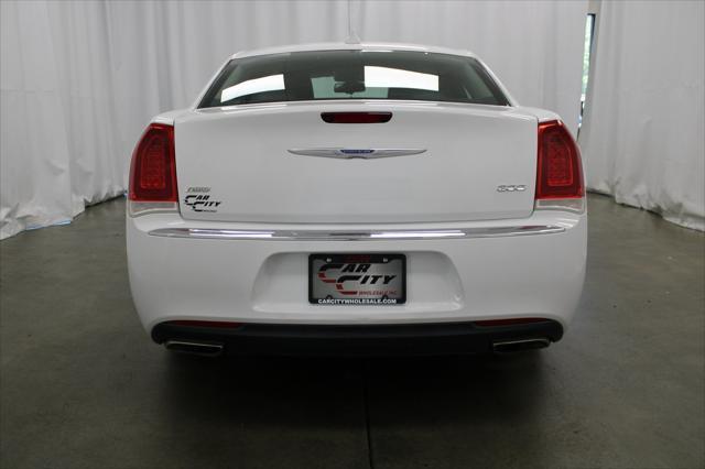 Photo of 2019 Bright White Clearcoat Chrysler 300