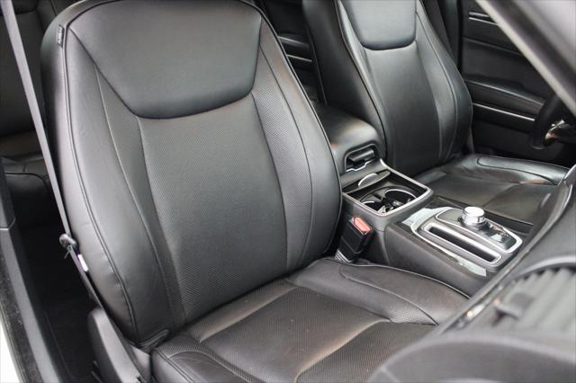 Photo of 2019 Bright White Clearcoat Chrysler 300