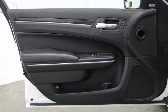 Photo of 2019 Bright White Clearcoat Chrysler 300