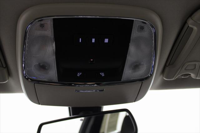Photo of 2019 Bright White Clearcoat Chrysler 300