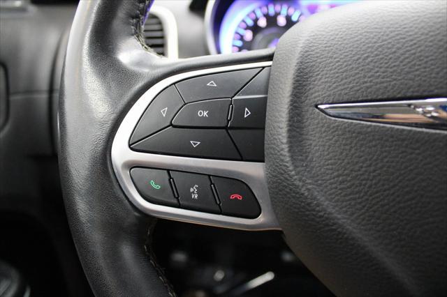 Photo of 2019 Bright White Clearcoat Chrysler 300