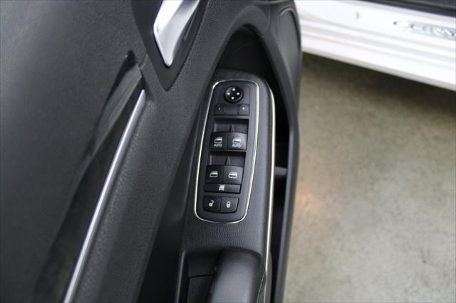 Photo of 2019 Bright White Clearcoat Chrysler 300