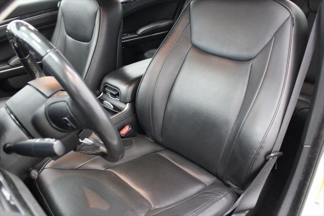 Photo of 2019 Bright White Clearcoat Chrysler 300