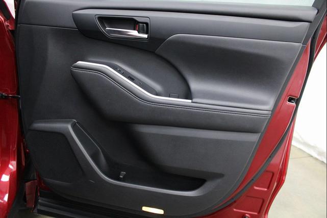 Photo of 2020 Ruby Flare Pearl Toyota Highlander