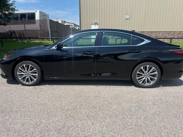Photo of 2019 Black Lexus ES 350