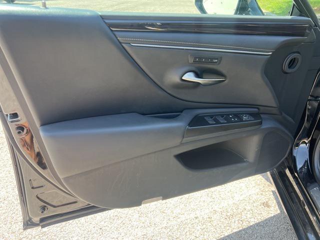 Photo of 2019 Black Lexus ES 350
