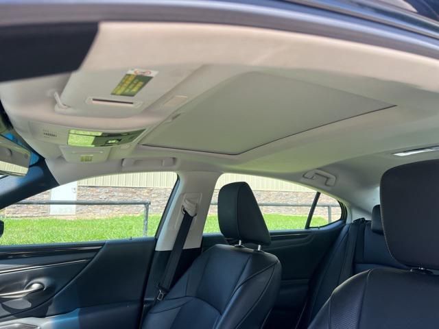 Photo of 2019 Black Lexus ES 350