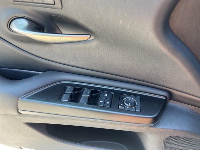 Photo of 2019 Black Lexus ES 350