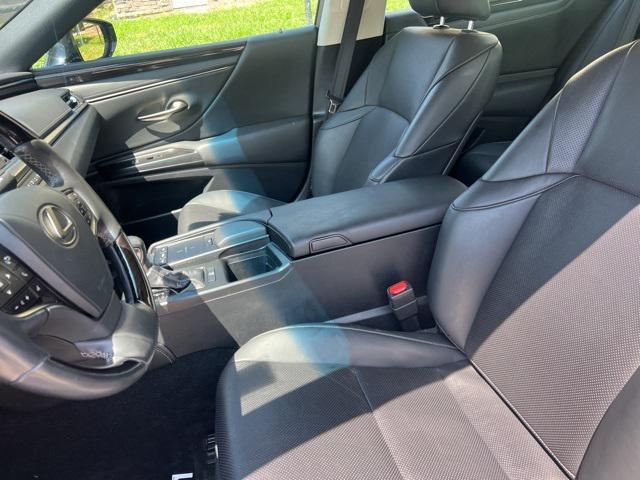 Photo of 2019 Black Lexus ES 350