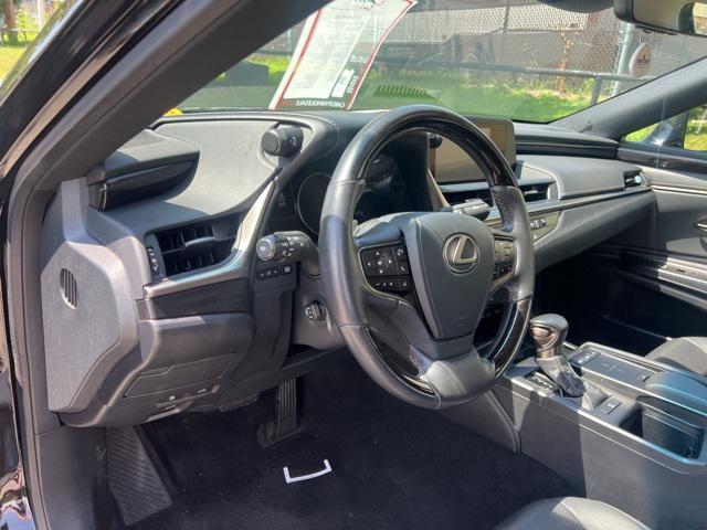 Photo of 2019 Black Lexus ES 350
