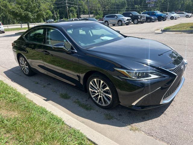 Photo of 2019 Black Lexus ES 350