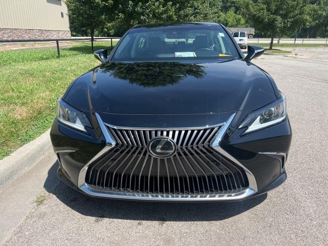 Photo of 2019 Black Lexus ES 350