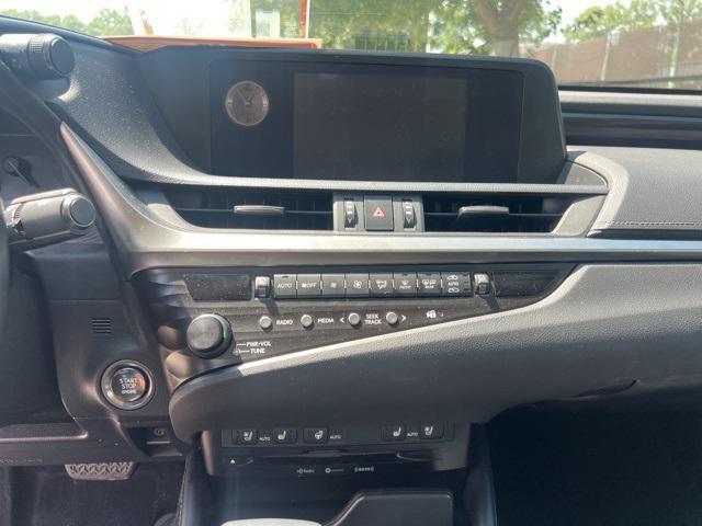 Photo of 2019 Black Lexus ES 350