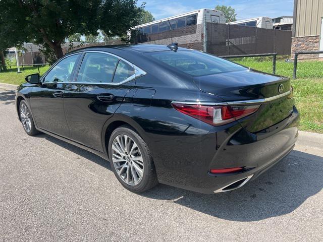Photo of 2019 Black Lexus ES 350