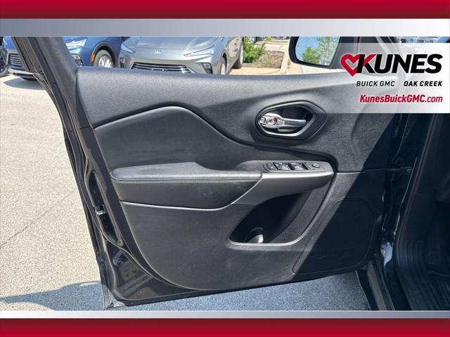 Photo of 2021 Diamond Black Crystal Pearlcoat Jeep Cherokee