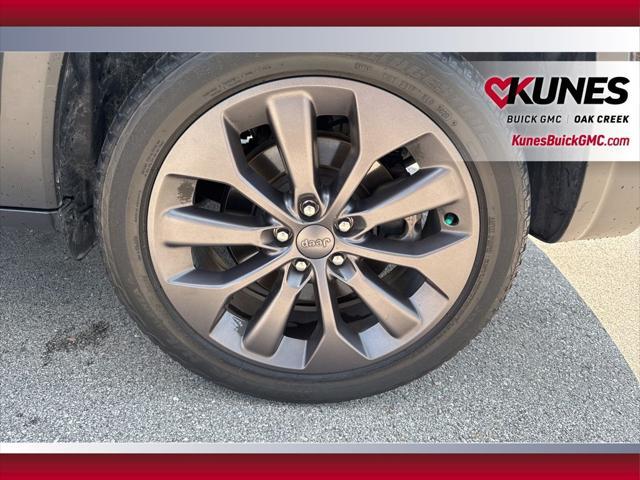 Photo of 2021 Diamond Black Crystal Pearlcoat Jeep Cherokee