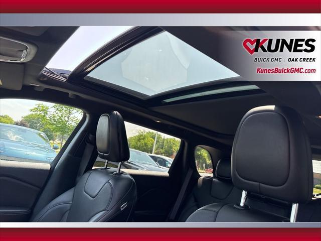 Photo of 2021 Diamond Black Crystal Pearlcoat Jeep Cherokee