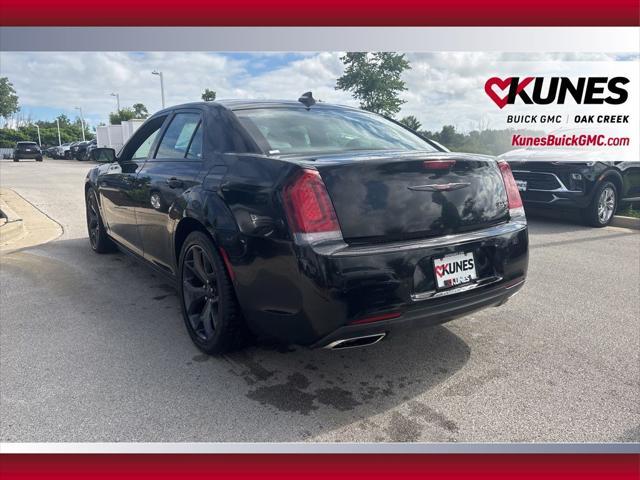 Photo of 2022 Gloss Black Chrysler 300