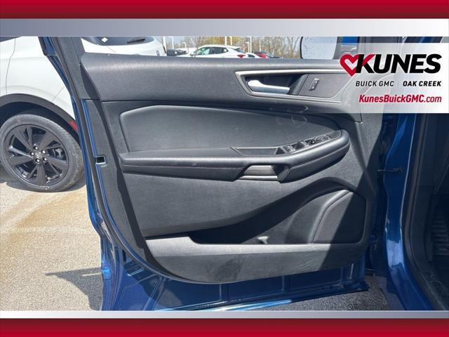 Photo of 2023 Blue Metallic Ford Edge