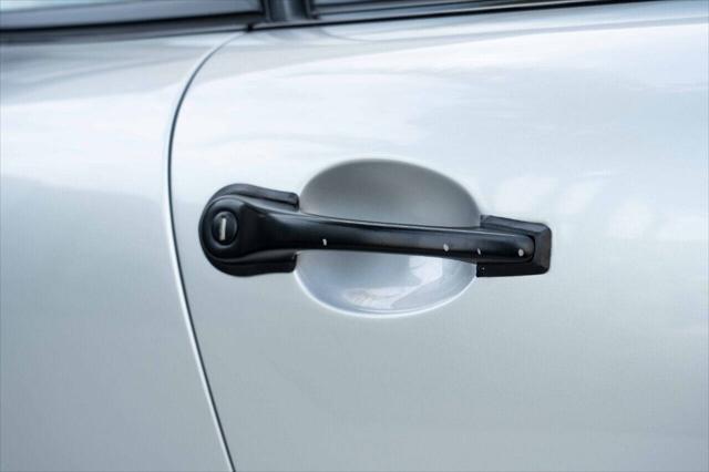 Photo of 1975 Silver Metallic Porsche 911
