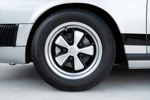 Photo of 1975 Silver Metallic Porsche 911