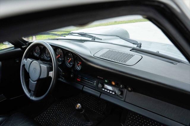 Photo of 1975 Silver Metallic Porsche 911