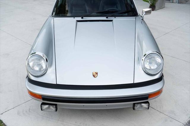 Photo of 1975 Silver Metallic Porsche 911