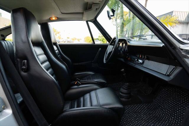 Photo of 1975 Silver Metallic Porsche 911