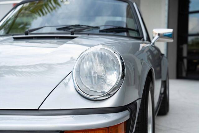 Photo of 1975 Silver Metallic Porsche 911