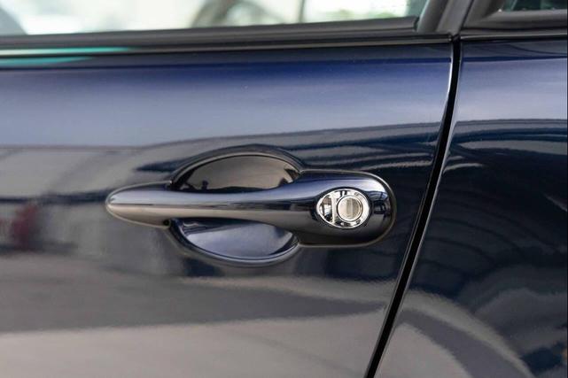 Photo of 1996 Midnight Blue Metallic Porsche 911