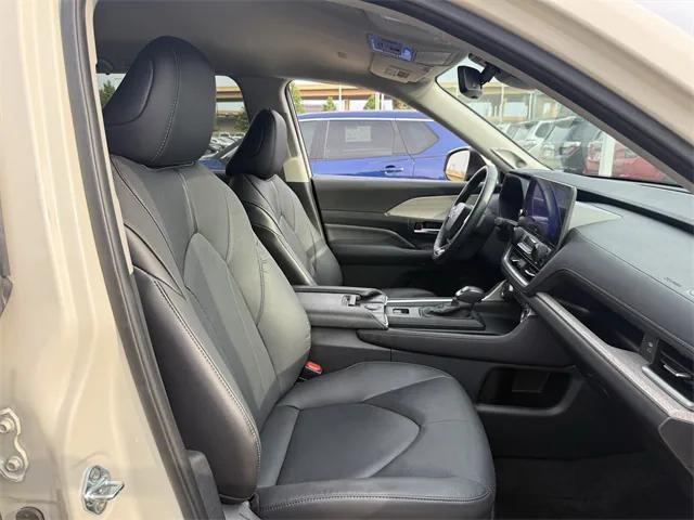 Photo of 2024 White Toyota Grand Highlander