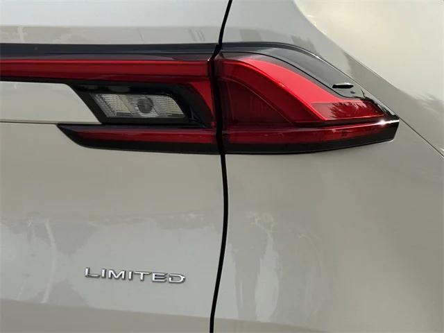 Photo of 2024 White Toyota Grand Highlander