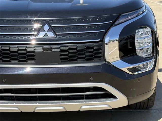 Photo of 2024 White Diamond/Black Roof Mitsubishi Outlander