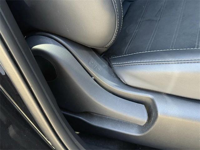 Photo of 2024 White Diamond/Black Roof Mitsubishi Outlander