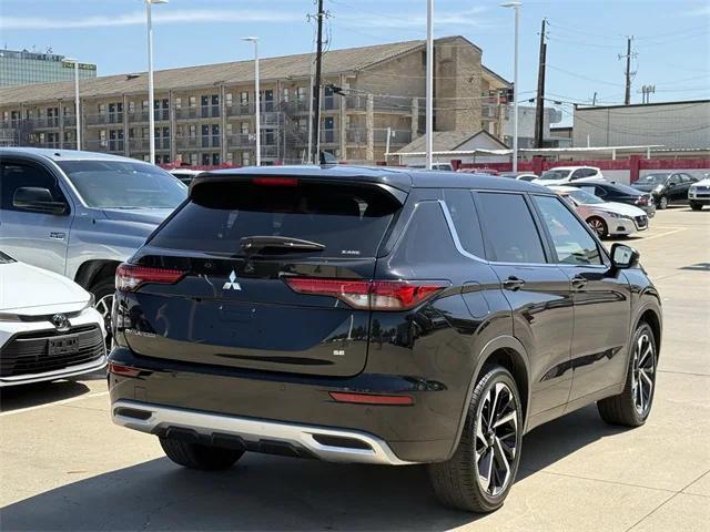 Photo of 2024 White Diamond/Black Roof Mitsubishi Outlander