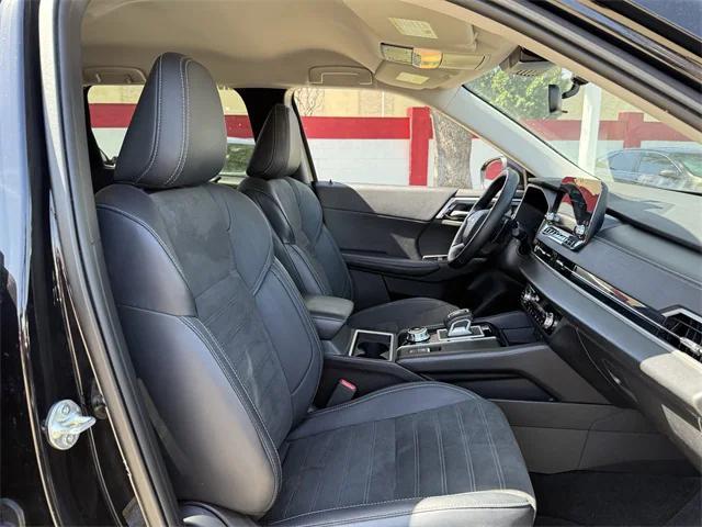 Photo of 2024 White Diamond/Black Roof Mitsubishi Outlander