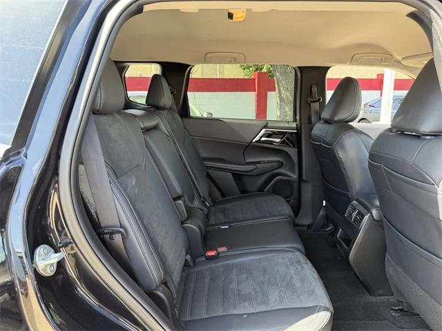 Photo of 2024 White Diamond/Black Roof Mitsubishi Outlander