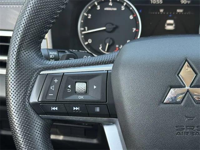 Photo of 2024 White Diamond/Black Roof Mitsubishi Outlander