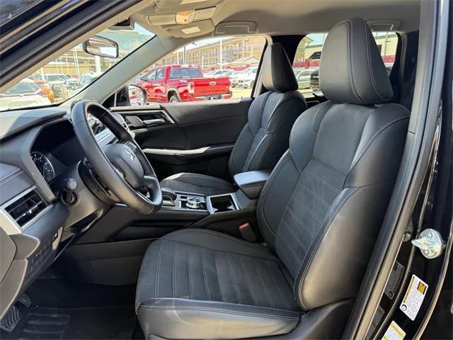 Photo of 2024 White Diamond/Black Roof Mitsubishi Outlander