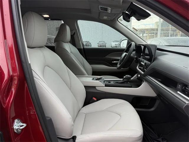 Photo of 2025 Ruby Flare Pearl Toyota Grand Highlander