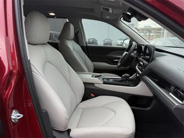 Photo of 2025 Ruby Flare Pearl Toyota Grand Highlander