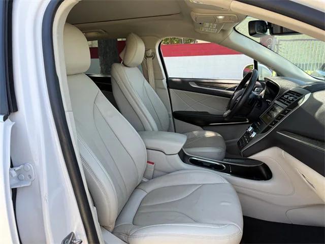 Photo of 2019 White Platinum Lincoln MKC