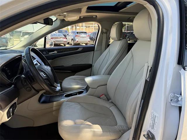 Photo of 2019 White Platinum Lincoln MKC