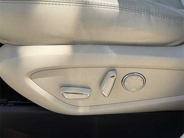 Photo of 2019 White Platinum Lincoln MKC