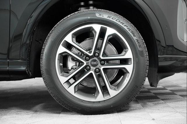 Photo of 2025 Mythos Black Metallic Audi Q5