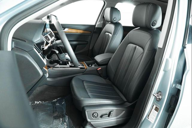 Photo of 2023 Florett Silver Metallic Audi Q5