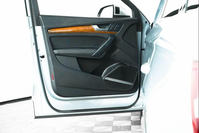 Photo of 2023 Florett Silver Metallic Audi Q5