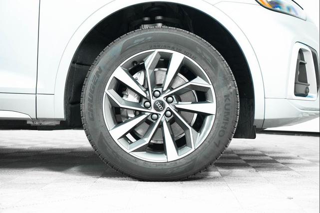 Photo of 2023 Florett Silver Metallic Audi Q5