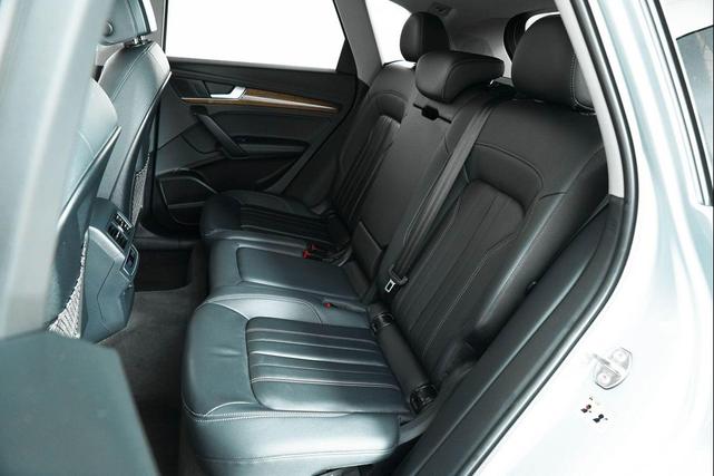 Photo of 2023 Florett Silver Metallic Audi Q5